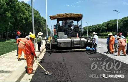 就地冷再生混合料面層攤鋪作業
