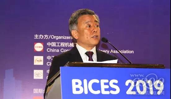 協會副秘書長、北京天施華工國際會展有限公司總經理呂瑩宣讀關于“繼續評選BICES中國國際工程機械創新產品獎、推薦產品獎”的通知