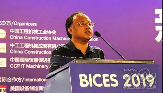 鐵建重工宣傳品牌部部長麻成標代表創意設計大賽冠名單位致辭