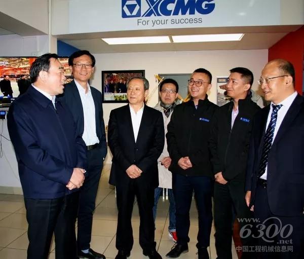 王民董事長向周鐵根書記匯報徐工南非公司運營情況