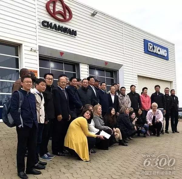 周鐵根書記與王民董事長在徐工南非公司與當地員工親切交流并合影留念