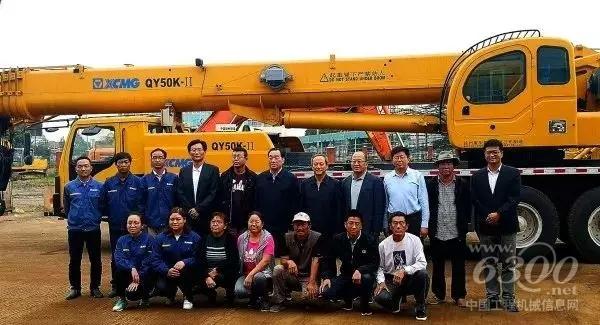 周鐵根書記與王民董事長在徐工東非備件中心與當地員工親切交流并合影留念