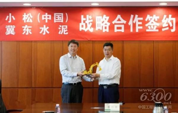 張全旺總經理代表小松(中國)向 金隅冀東水泥贈送小松模型