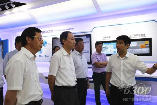 馬秋林、胡學同詳細聽取關于Xrea工業互聯網平臺的匯報演示