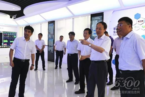 江蘇省副省長馬秋林（右二）、省經信委副主任胡學同（右三）等一行領導蒞臨徐工信息調研，徐工機械總裁陸川（右一）、徐工信息總經理張啟亮（左一）現場陪同