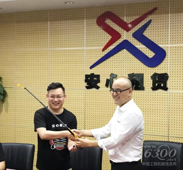 王志軍 向 侯超 贈送設備模型 湖北華中安心租賃有限公司總經理侯超先生（左）Haulotte中國總經理王志軍先生（右）