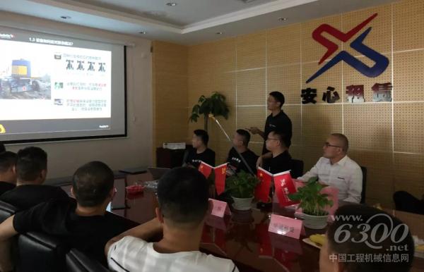Haulotte工程師與到場的行業同仁分享設備使用性能