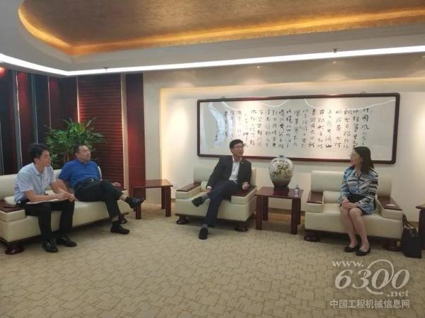中國航空技術國際工程有限公司總經理劉洪光與徐工進出口副總經理張巖梅交流雙方海外業務拓展情況