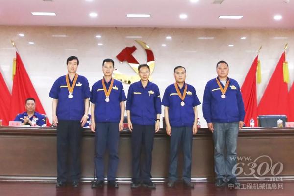 徐工集團副總經理事業部總經理、黨委書記李宗為二星、三星年功章獲得者頒發紀念章