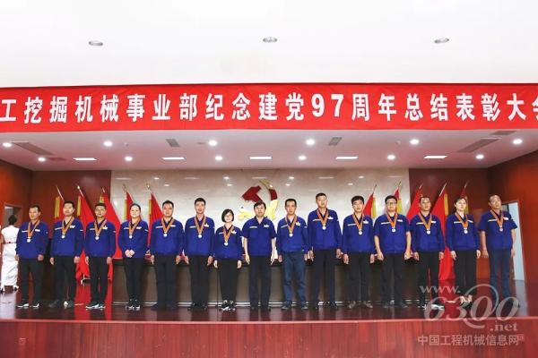 事業部副總經理宋之克為一星年功章獲得者頒發紀念章