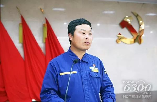 年功紀念章獲得者、礦機裝配廠工段長張雷作交流分享