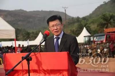 中國駐幾內亞大使卞建強在啟動儀式上發言