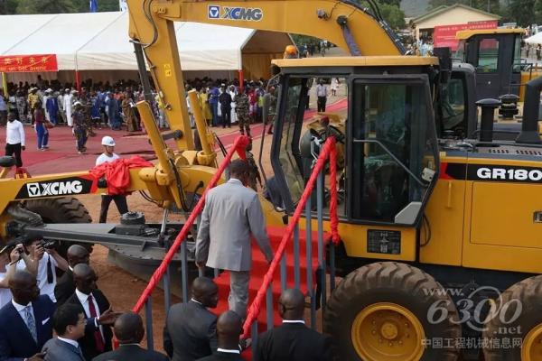 幾內亞總統阿爾法·孔戴正在登上徐工道路機械