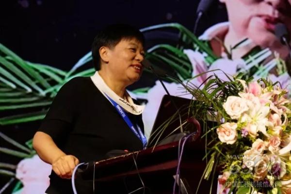 “X1新一代產品將會給環衛行業帶來更多的選擇性，也會給環衛作業帶來更快捷的解決方案”。——中國城市環境衛生協會副秘書長范明志