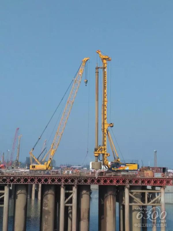 徐工XR550D旋挖鉆機、<a href=http://product.d1cm.com/lvdaidiao/ target=_blank>履帶吊</a>助力武漢青山大橋