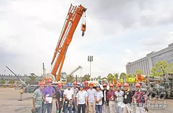 利比里亞“工程機(jī)械運(yùn)用與維護(hù)技術(shù)培訓(xùn)班”學(xué)員結(jié)業(yè)合影