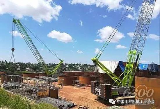 ZCC2600<a href=http://product.d1cm.com/lvdaidiao/ target=_blank>履帶起重機(jī)</a>助力肯尼亞蒙巴薩液化天然氣項(xiàng)目