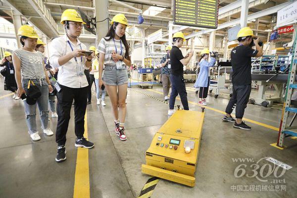 AGV是臨工自主研發的，目前全廠共有130臺這種運輸車，這個數量在全國同類企業中遙遙領先
