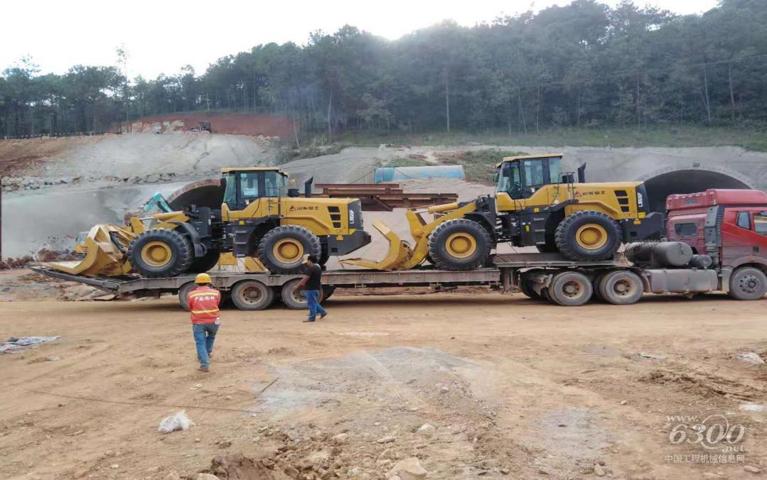 山東臨工L955F側卸裝載機助力隧道工程建設