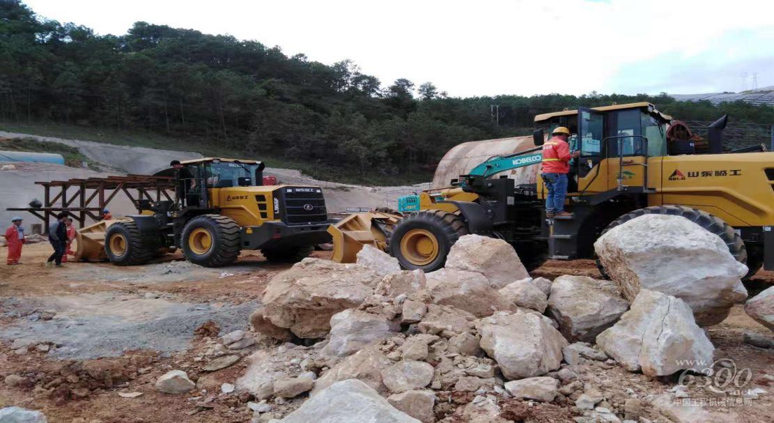 山東臨工L955F側卸裝載機助力隧道工程建設