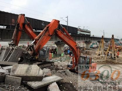 施工機械在寶成鐵路石亭江大橋南岸拆除舊橋基礎