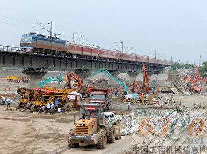 施工人員在寶成鐵路石亭江大橋附近加緊施工