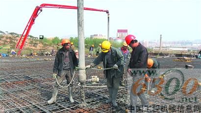 海灣大橋主線“牽手”重慶路立交60米高全國最大泵車來“畫句號”