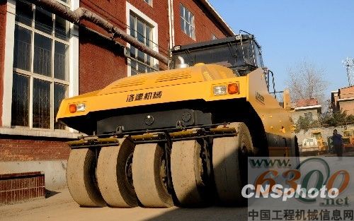 世界最重型全液壓輪胎壓路機(jī)在洛陽誕生