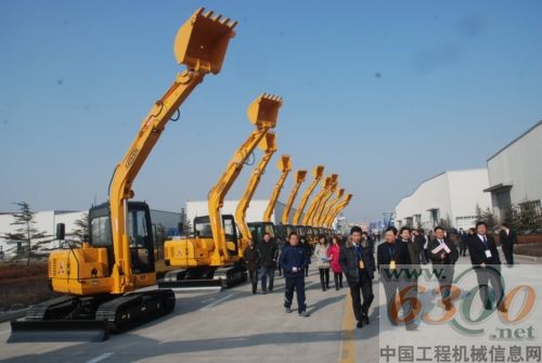與會經銷商參觀福田雷沃重工青島雷沃工廠廠區