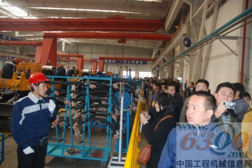 與會經銷商參觀青島雷沃工廠廠區