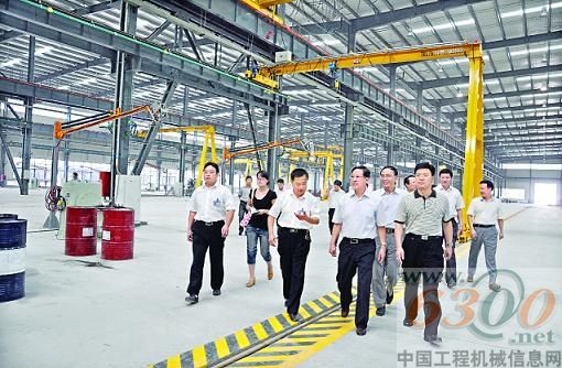 吳登昌副省長（前排左三）在土方機(jī)械公司黨委副書記崔華云（前排左二）的陪同下視察渭南工業(yè)園總裝車間