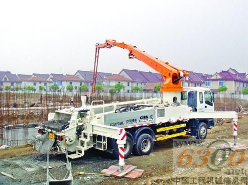 CIFA41米泵車正在上海金山區金賽攪拌站承接的項目中施工