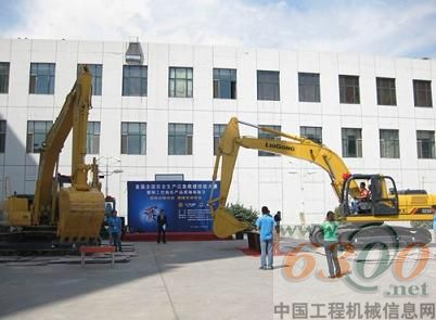 兩臺挖掘機同時進行比賽