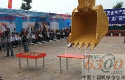 挖掘機投高爾夫球