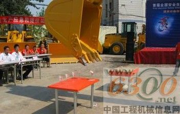 挖掘機投高爾夫球