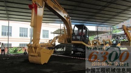 挖掘機跨越障礙