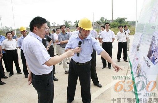 李天生（前右）為劉斌（前左）介紹玉柴節能減排項目情況