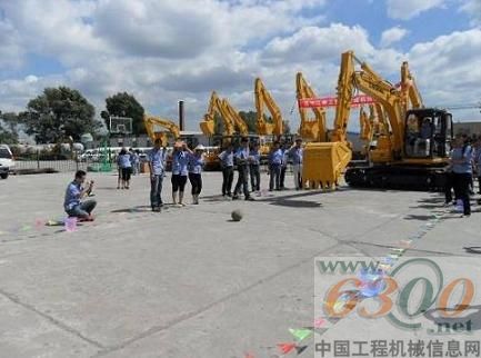 挖掘機踢足球比賽