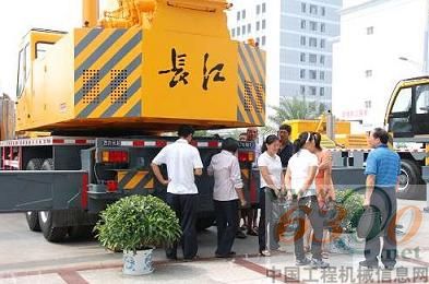 長江起重機新車交接儀式在柳州舉行
