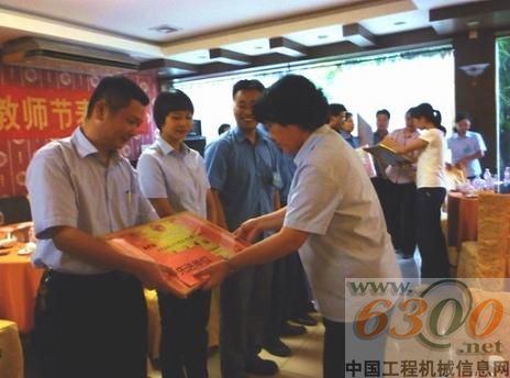 梁萍(右)為獲獎單位頒獎