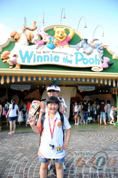 營員游覽香港迪士尼樂園
