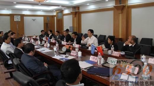 玉柴集團公司董事局主席晏平（右排右三）在座談會上發言