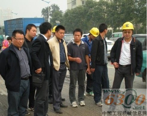 巡演團隊跟客戶一起交流及觀看小型機現場作業