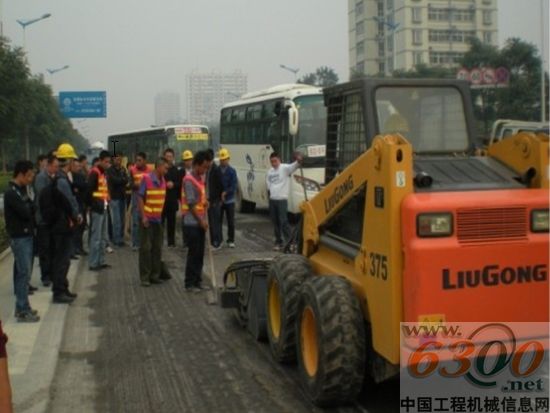 柳工滑移裝載機正在清掃路面