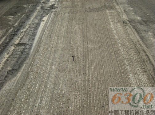 經過滑移裝載機清掃后的路面效果明顯