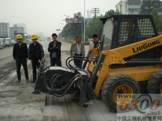 柳工滑移裝載機對排水井蓋的邊角進行了銑刨