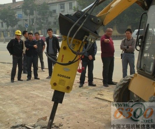 柳工滑移裝載機正在對路面進行破碎