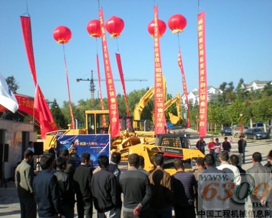 在慶典上的柳工小型機產品演示現場