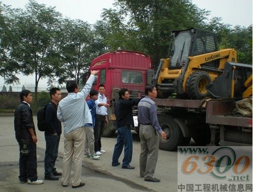 未卸車前，客戶詢問小型機情況