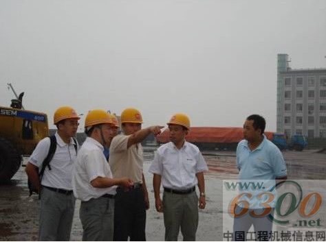 巡演團隊冒雨查看客戶的施工工況